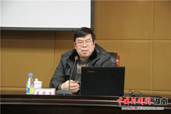 无码av
聂资鲁教授作《深入推进依法治国伟大战略:学习贯彻习近平总书记关于全面依法治国重要论述》专题讲座。.jpg